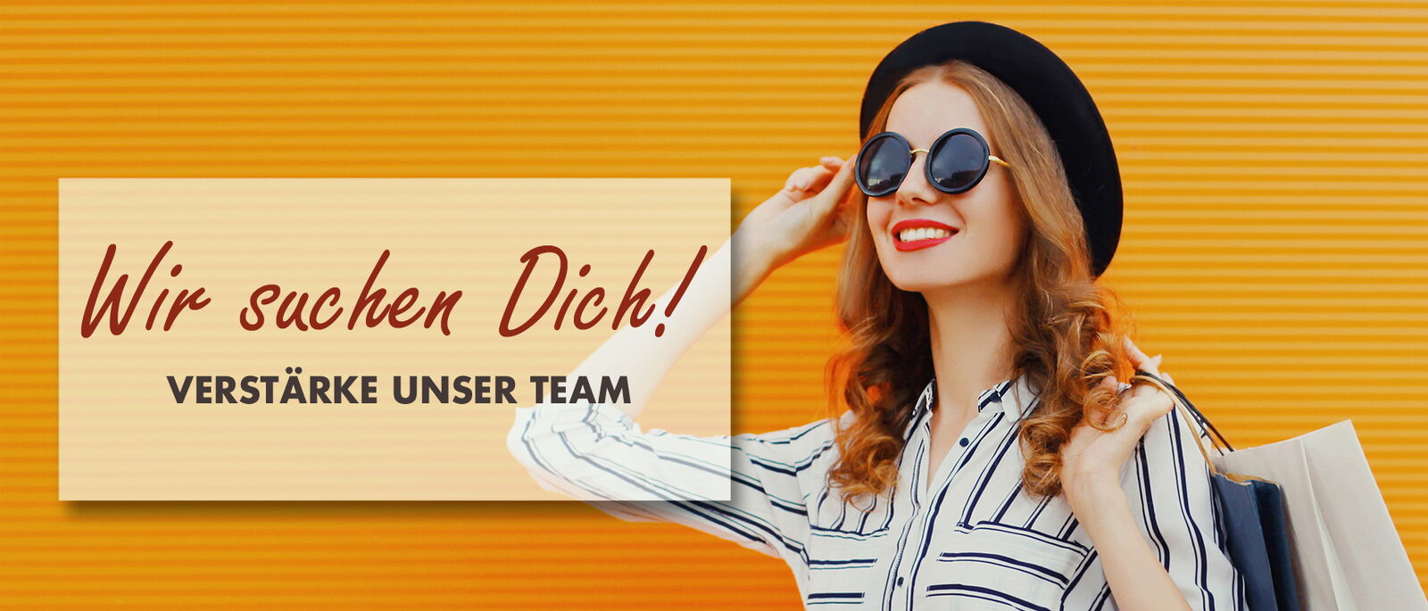 Frau wirbt mit einem Team-Slogan für eine Stellenbesetzung.