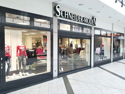Schaufenster des Modegeschäfts „Schneider-Moden“.