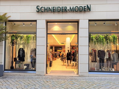 Schaufenster des Modegeschäfts Schneider-Moden.