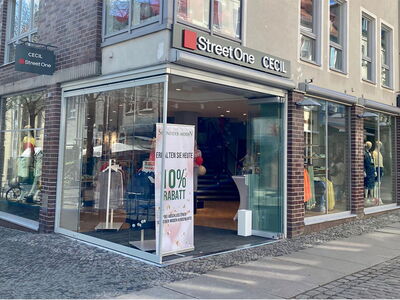 Storefront des Ladens Street One CECIL mit Kleidung und Rabattangebot.