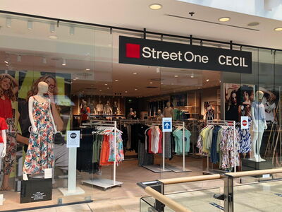 Storefront von Street One CECIL mit Mode und Kleidung.