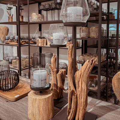 Rustikale Kerzen und Holzdekoration in einem Regal.