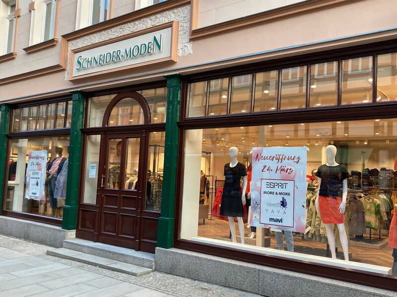 Schaufenster des Modegeschäfts Schneider-Moden.