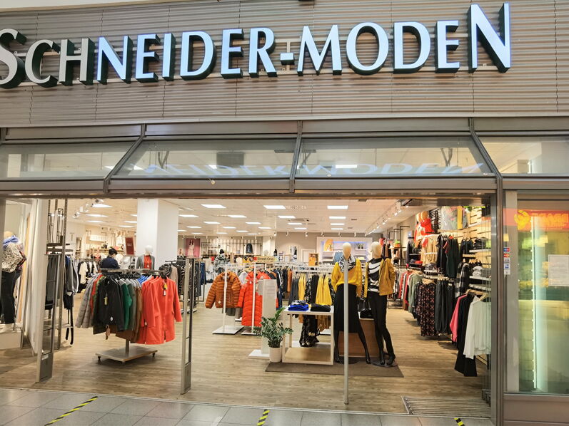 Ladenfront von Schneider-Moden mit Kleidung.