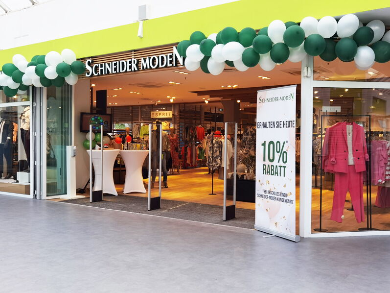 Storefront von Schneider-Moden mit Ballons und einem Rabattangebot.