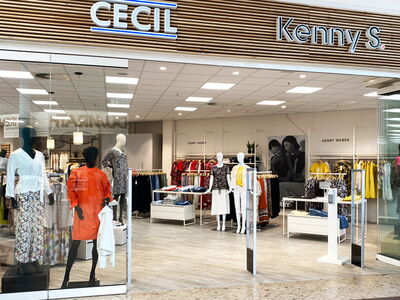 Innenansicht eines Modegeschäfts mit den Logos Cecil und Kenny S.