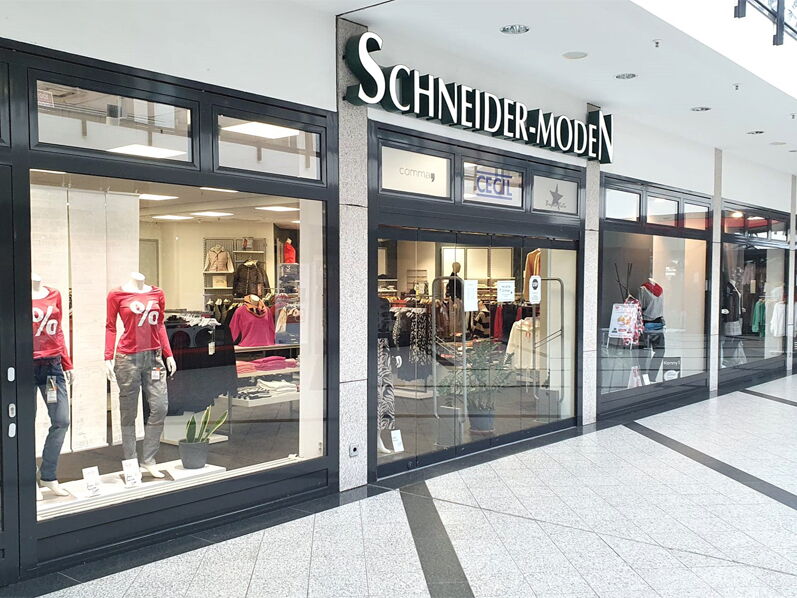 Schaufenster des Modegeschäfts „Schneider-Moden“.