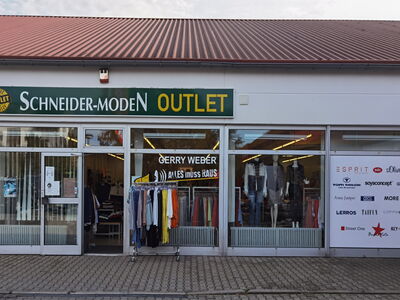 Fassade eines Moden-Outlets mit Kleidung von Gerry Weber.