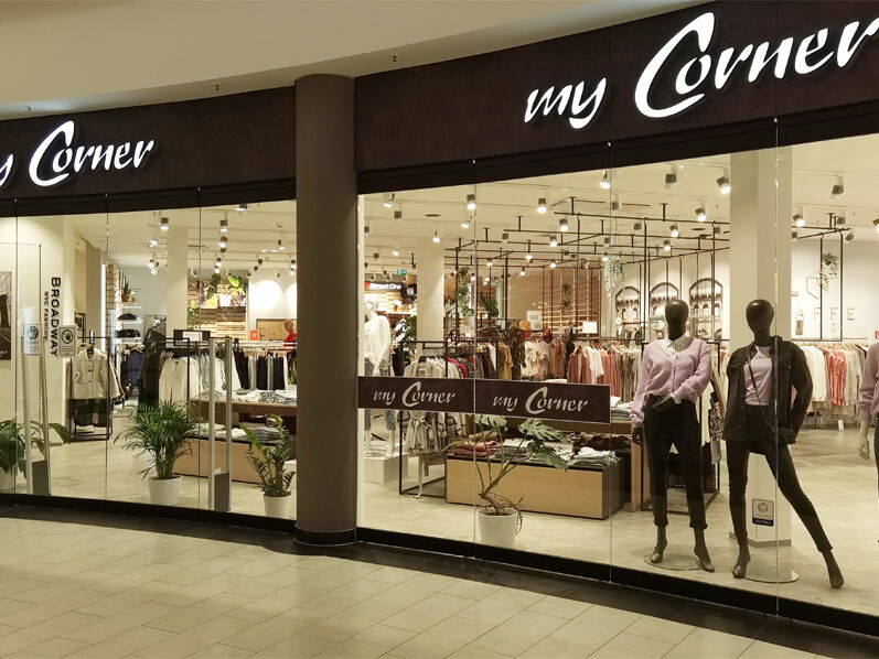 Innenansicht eines Ladengeschäfts mit Kleiderauslagen der Marke „my Corner“.
