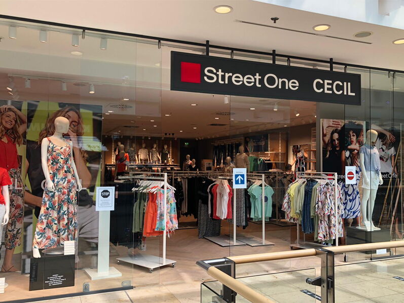 Storefront von Street One CECIL mit Mode und Kleidung.