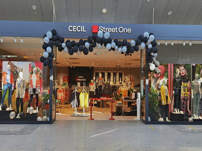 Außenansicht des Ladens CECIL Street One mit Kleiderausstellungen und Ballons.